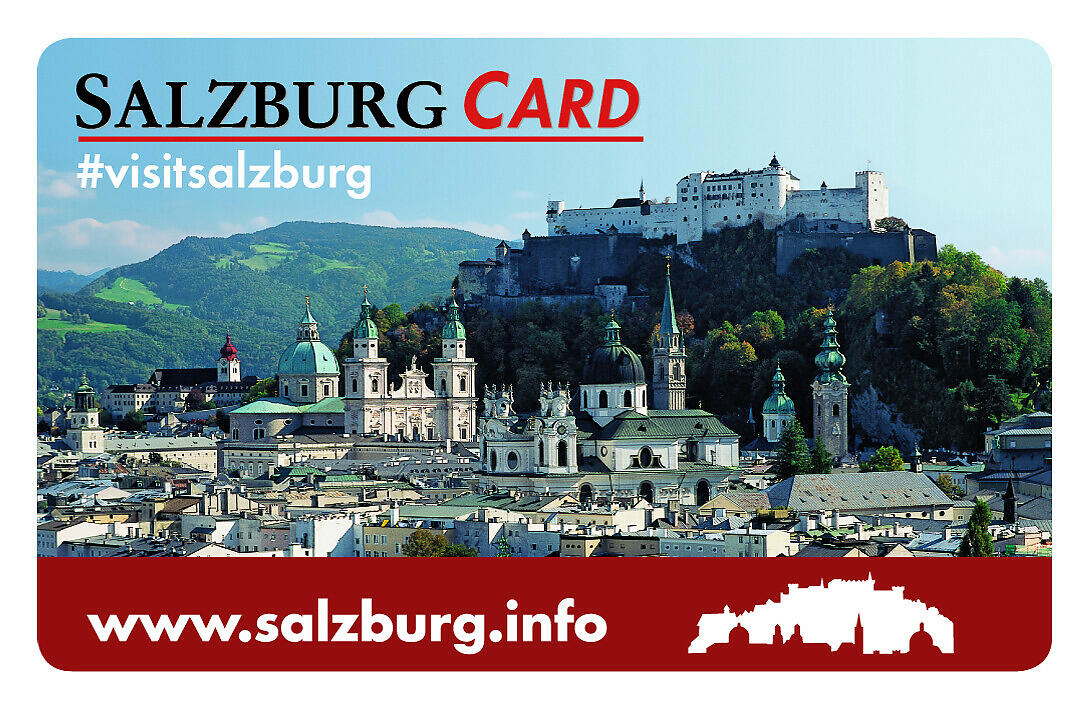 Salzburg Card Tourismus Salzburg GmbH Blick auf die historische Altstadt Salzburgs mit barocken Kirchen und Türmen, dominiert von der imposanten Festung Hohensalzburg auf einem bewaldeten Hügel.