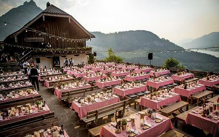  laimer alm terrasse gedeckte tische aussicht