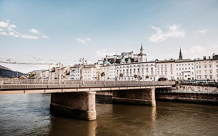 Brücke über die Salzach mit Blick auf Salzburgs Altstadt und Festung.