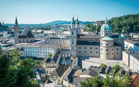 Blick auf den Dom von Salzburg und die Altstadt