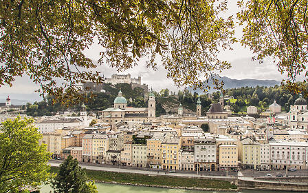 Panoramablick auf Salzburg mit Festung und Altstadt