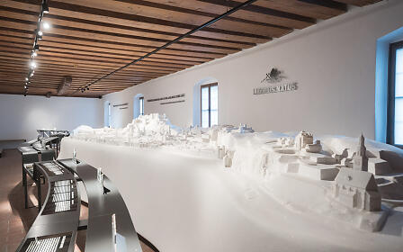 Ein großflächiges Stadtmodell veranschaulicht topografisch die historische Entwicklung Salzburgs.