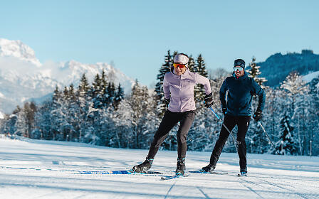 Two cross-country skiers enjoy Leogang’s pristine tracks together – a shared adventure ideal for team building and winter incentives.