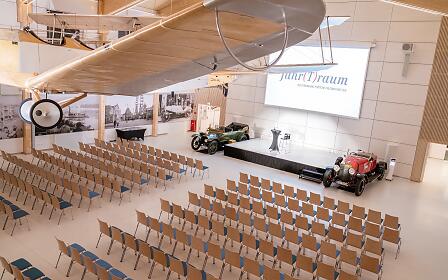 Eventhalle mit Theaterbestuhlung