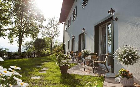 Außenansicht der Alm mit Terrassenzimmer