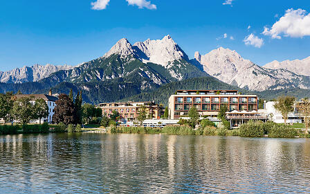 See mit Hotel im Hintergrund