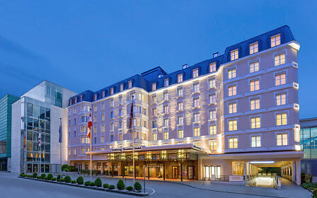 Sheraton Grand Salzburg Aussenansicht bei Nacht