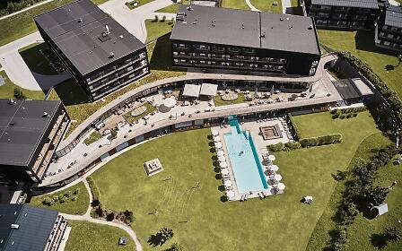 Das aja Bergresort Werfenweng beeindruckt mit moderner Architektur, großem Spa-Bereich und traumhafter Lage inmitten der Salzburger Alpen. Ideal für Seminare, Erholung und Genuss mit Bergblick.