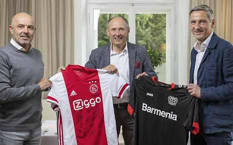 Numerous top soccer clubs are coming to the SalzburgerLand for a training camp in summer 2021 Top soccer clubs for training camp in SalzburgerLand Image: (from left) Hannes Empl (SLFC - SalzburgerLand Football Camps), Leo Bauernberger (SalzburgerLand Tourism), Bernd Schröder (Bayer 04 Leverkusen)
