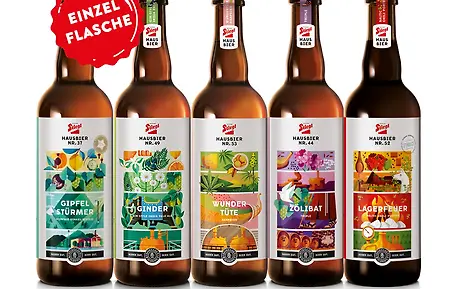 Fünf Craft-Bier-Flaschen der Marke Stiegl mit kunstvoll gestalteten Etiketten