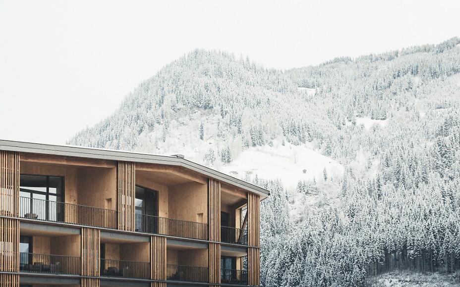 Hotel Nesslerhof Außenansicht im Winter mit schneebedeckten Bergen