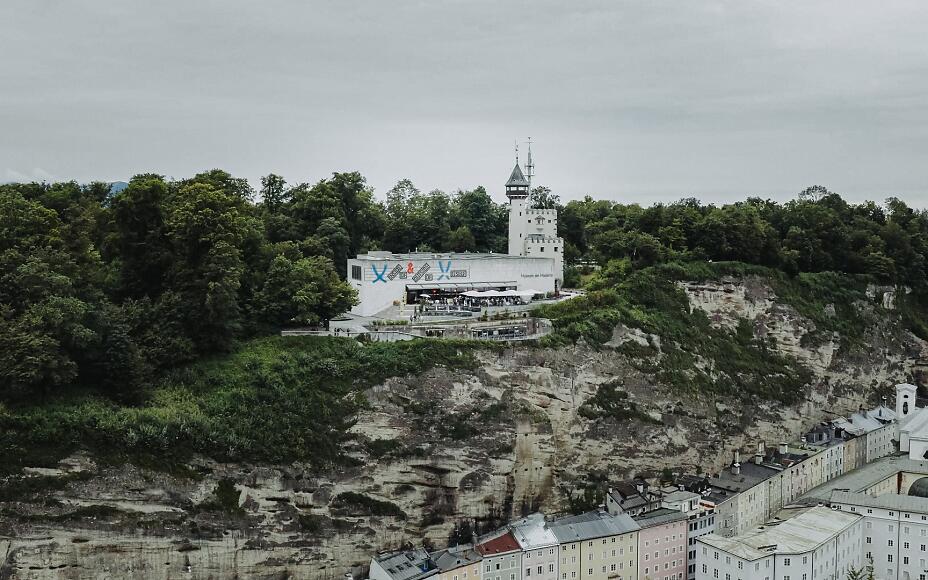 High above the rooftops of Salzburg, M32 on Mönchsberg is perched in a spectacular location beside the cliffs of Mönchsberg. The modern restaurant combines extraordinary architecture, exclusive cuisine, and a unique panoramic view over the city.