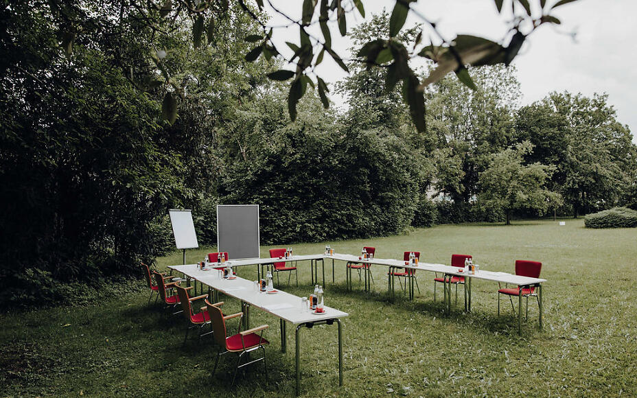Parkhotel Brunauer outdoor meeting room in the garden