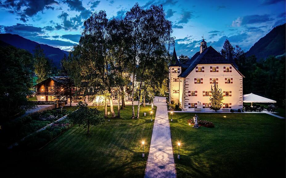 Schloss Prielau Außenansicht Abend - beleuchtetes Schloss Zell am See - Eventlocation SCB