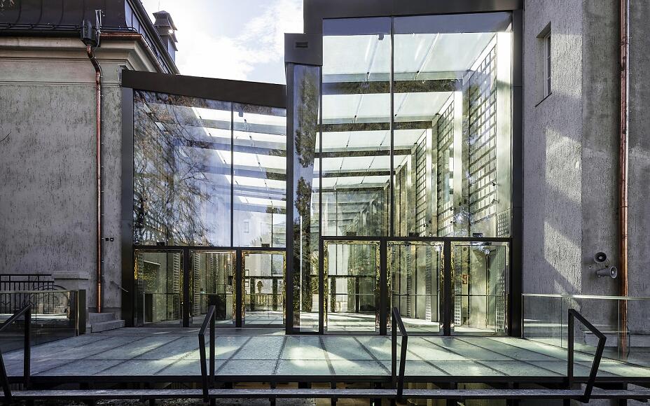 Foyergebäude Stiftung Mozarteum Salzburg Außenansicht bei sonnigem Wetter